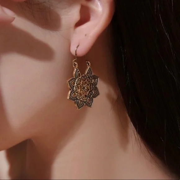 Womens Gold Elegance Dangle Hoop Flower Lotus Bohemian Earrings NWOT - Picture 3 of 4